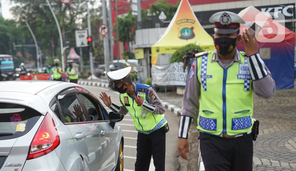 <p>Polisi menghentikan pengendara mobil saat Operasi Yustisi Protokol Covid-19 di kawasan Tugu Tani, Jakarta, Senin (14/9/2020). Operasi tersebut digelar sebagai langkah untuk menekan penyebaran Covid-19 di masa PSBB Jakarta. (Liputa6.com/Immanuel Antonius)</p>