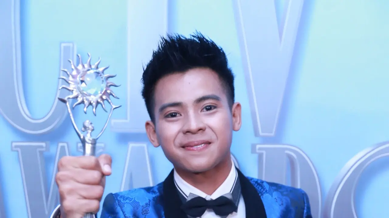 [Bintang] Arnold Leonard Kalahkan Panutan Aktingnya di SCTV Awards 2016