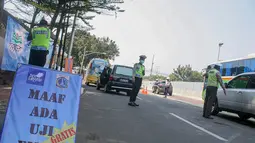 Sejumlah petugas mengarahkan kendaraan yang tengah melintas untuk terlebih dahulu melakukan uji emisi, Jakarta, (23/9/14).  (Liputan6.com/Faizal Fanani) 