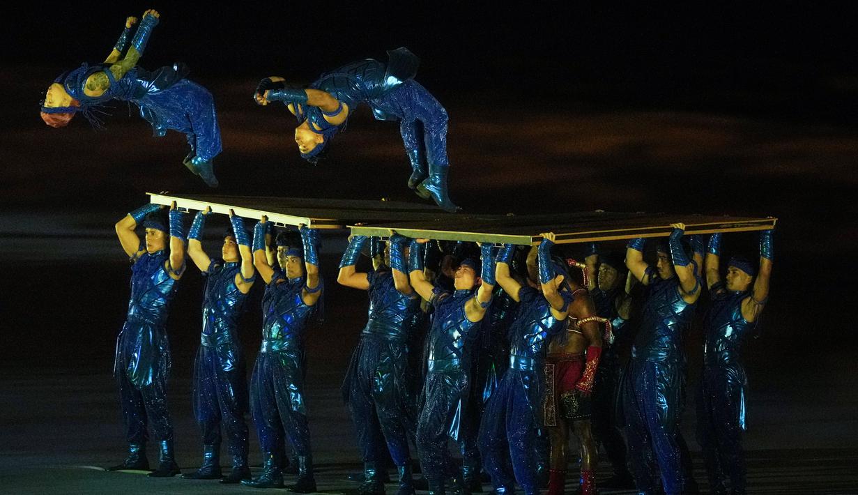 Para profesional bakat dari berbagai daerah di Thailand juga dilibatkan dalam upacara pembukaan kali ini. (AP Photo/Achmad Ibrahim)