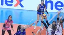 <p>Pemain Jakarta Pertamina Enduro, Polina Shemanova (kanan) berusaha memblok bola sodokan pemain Jakarta Livin Mandiri, Karsta Lowe pada laga seri ketiga putaran kedua PLN Mobile Proliga 2024 di GOR Ken Arok, Malang, Minggu (16/6/2024). Jakarta Livin Mandiri kalah 0-3 (19-25, 20-25, 18-25). (Dok. PBVSI)</p>