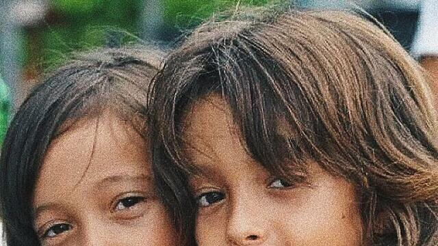 6 Potret Masa Kecil Bryan dan Megan Domani, Bak Anak Kembar