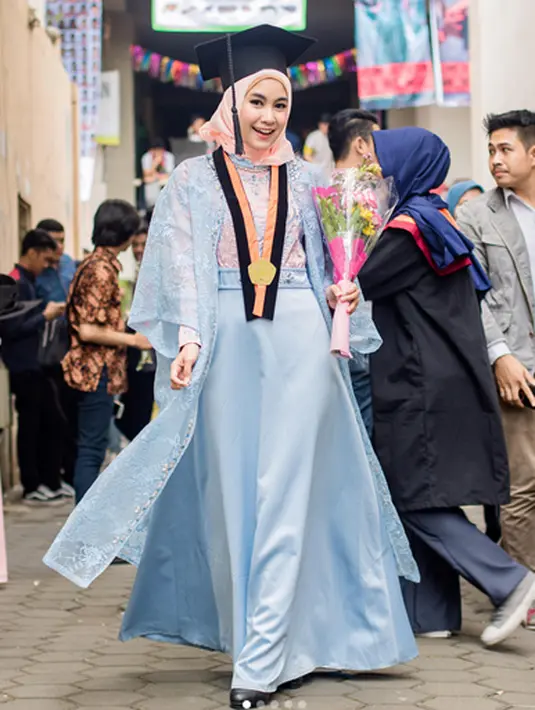 Minggu, 15 Oktober 2017 menjadi hari bahagia bagi Anisa Rahma yang telah resmi menyandang gelar Sarjana Aristektur. Di hari wisudanya itu, rona bahagia terpancar dari wajah artis cantik yang satu ini. (Instagram/anisarahma_12)