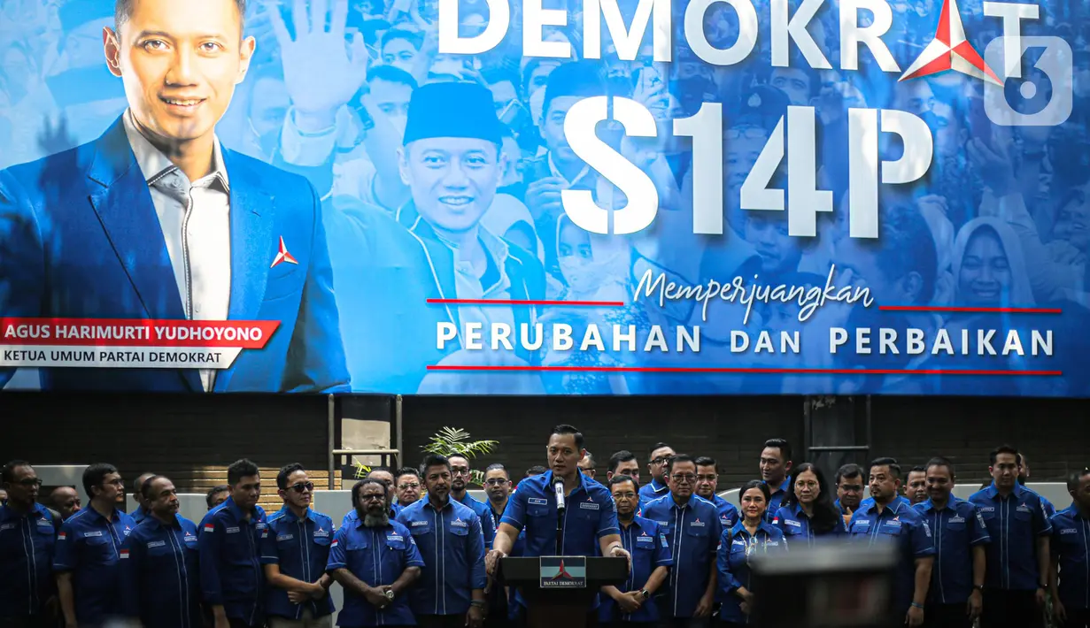 Ketua Umum Partai Demokrat Agus Harimurti Yudhoyono (AHY) menyoroti sejumlah isu politik terbaru dalam jumpa pers awal tahun di DPP Partai Demokrat, Jakarta, Kamis (12/1/2023). AHY berharap tahapan pemilu bisa berjalan dengan lancar hingga 2024. Dia juga meminta agar KPU dan Bawaslu bisa menjalankan amanah sebagai penyelenggara pemilu dengan independen dan netral. (Liputan6.com/Faizal Fanani)