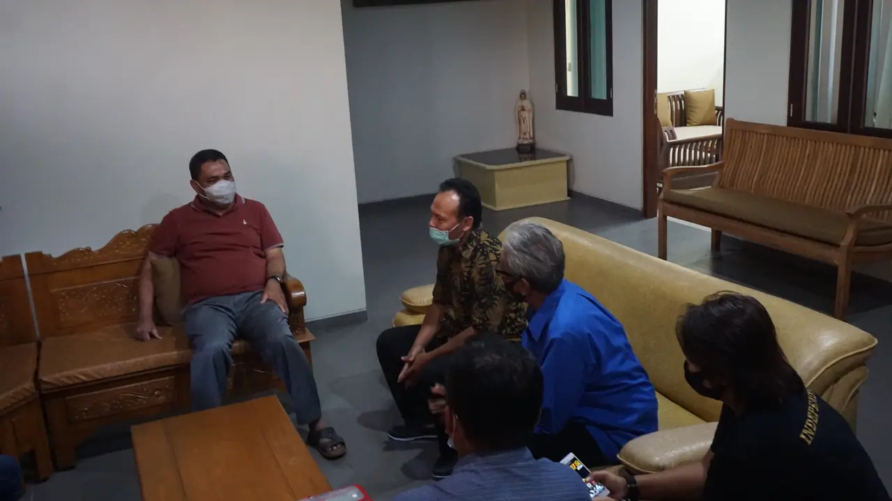Calon Wakil Wali Kota Solo jalur independen, FX Supardjo pada Selasa, 29 September 2020 menyambangi Paroki Gereja Santo Paulus, Kleco, Solo.