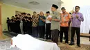Para insan televisi berdatangan ke rumah duka memberikan penghormatan terakhir kalinya pada almarhum. Sahabat, kerabat terlihat ikut melakukan salat jenazah. (Adrian Putra/Bintang.com)