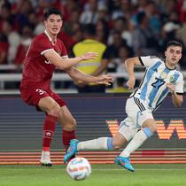 Bek Timnas Indonesia, Elkan Baggott, mengawal pergerakan pemain Timnas Argentina, Facundo Buonanotte, dalam laga FIFA Matchday di Stadion Utama Gelora Bung Karno, Senayan, Jakarta, Senin (19/6/2023). (Bola.com/Bagaskara Lazuardi)