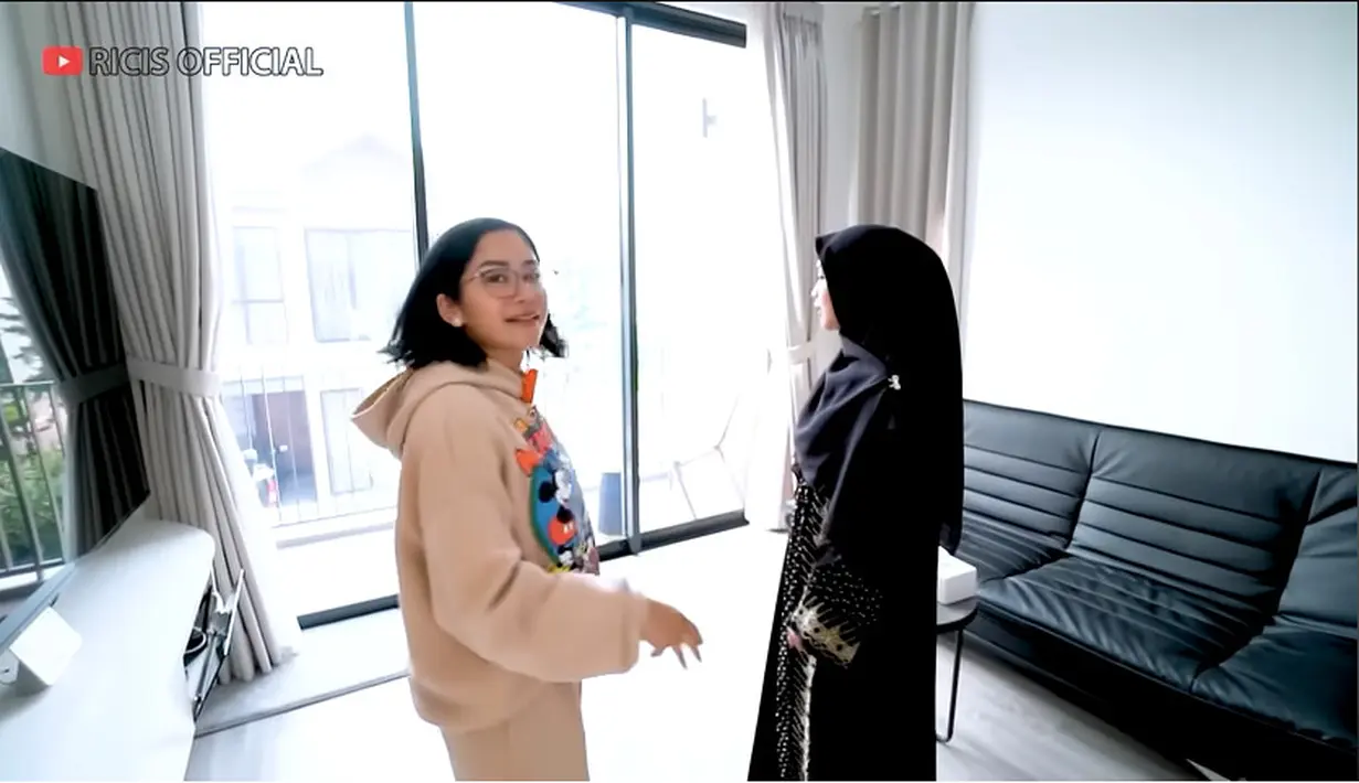 Potret tersebut diambil dari  tangkapan layar kanal Youtube Ria Ricis. Adik Oki Setianadewi itu berkesempatan melihat kamar pribadi Farida di rumah barunya. [Youtube/Ricis Official]