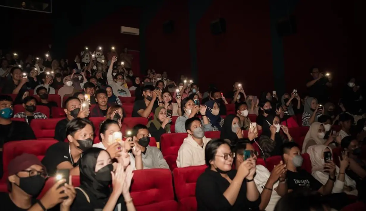Studio Matahari Singosaren salah satu bioskop legendaris pada masanya. Tahun 1998, Studio dibakar masa dalam kerusuhan Mei jelang lengsernya Presiden Soeharto setelah 32 tahun berkuasa. Setelahnya, Plaza Singosaren dibangun ulang dengan nama baru, Pasar Singosaren. Pada 2000, bioskop Studio beroperasi lagi dengan membuka dua studio. Beberapa bulan kemudian, studio tiga dibuka untuk umum. (Foto: Dok. Poplicist)