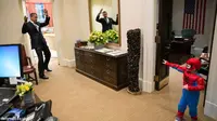 Saat melangkah keluar dari Ruang Oval, Presiden Amerika Serikat itu terperangah, kaget karena dihadang 'Spiderman'.