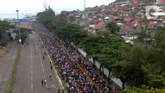 Pantauan udara ribuan pemudik sepeda motor memadati pelabuhan Merak Banten, Sabtu (30/4/2022).  H-2 Lebaran atau Puncak Arus Mudik, pelabuhan Merak diserbu ribuan pemudik motor. (Liputan6.com/Angga Yuniar)