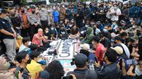 Gubernur Jawa Tengah Ganjar Pranowo temui ratusan mahasiswa yang melakukan aksi demonstrasi di halaman kantornya Selasa (22/3)/Istimewa.