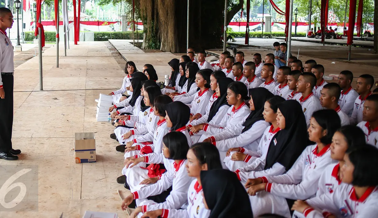 Anggota Paskibraka 2016 mendengarkan pengarahan sebelum bersiap mengikuti latihan di halaman Istana Merdeka, Jakarta, Jumat (12/8). Para anggota Paskibraka 2016 ini berjumlah ada 68, yang terdiri dari 34 putra dan 34 putri. (Liputan6.com/Faizal Fanani)