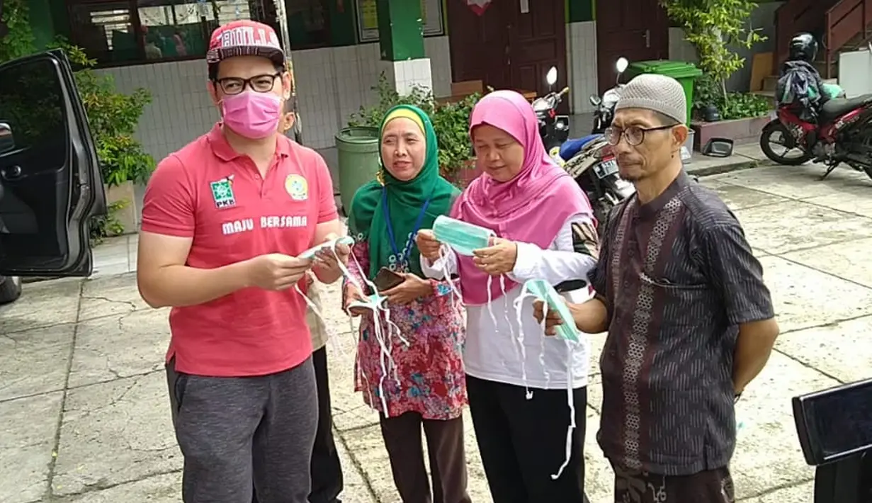 Sebelum melangkahkan kaki ke tempat aksi sosialnya, Tommy mengaku mempersiapkan diri lebih dahulu dengan mengonsumsi minuman yang bisa meningkatkan antibody. Tentu ia meraciknya sendiri. (Syifa Ismalia/Fimela.com)