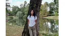 Perpaduan celana cargo dan kaus putih ini sangat cocok dipakai oleh Sophia Latjuba. Dalam potret tersebut, sang aktris tampak menikmati indahnya alam di Jerman. (instagram.com/sophia_latjuba88)