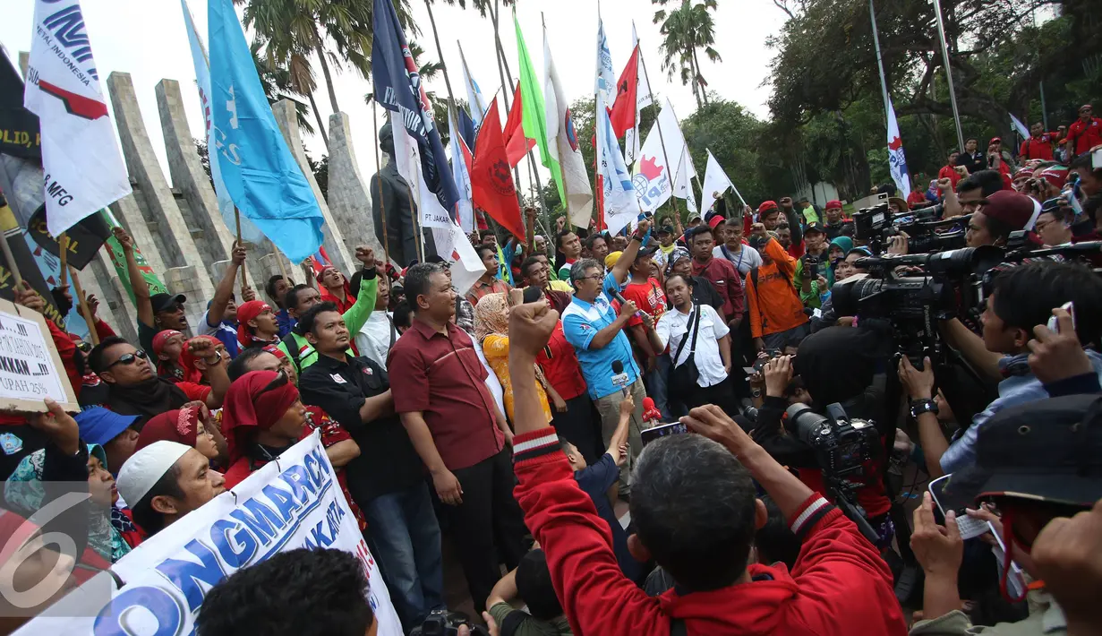 Ratusan buruh saat berorasi di Tugu Proklamasi, Jakarta, Jumat (20/11). Dalam aksinya buruh meminta Gubernur menaikan upah rata-rata Rp500ribu dan memberlakukan upah umum sektoral. (Liputan6.com/Immanuel Antonius)