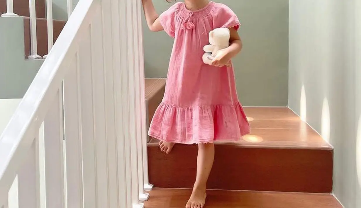 <p>Seperti inilah potret terbaru Arabella, putri cantik Aura Kasih yang berdarah Brasil dan Sunda. (Instagram/aurakasih).</p>