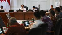 Presiden Joko Widodo didampingi Wakil Presiden Ma'ruf Amin memimpin rapat terbatas (ratas) di Kantor Presiden, Jakarta, Rabu (30/10/2019). Ratas perdana dengan jajaran menteri Kabinet Indonesia Maju itu membahas Penyampaian Program dan Kegiatan di Bidang Perekonomian. (Liputan6.com/Angga Yuniar)