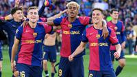 (Dari kiri) Gelandang Barcelona asal Spanyol #16, Fermin Lopez, penyerang Barcelona asal Spanyol #19, Lamine Yamal, dan gelandang Barcelona asal Spanyol #06, Pablo Gavi, merayakan kemenangan di akhir pertandingan liga Spanyol antara FC Barcelona dan Real Madrid CF di Estadi Olimpic Lluis Companys di Barcelona, pada 11 Mei 2025. Barcelona menang 4-3. (Josep LAGO/AFP)