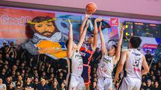 Pebasket SMA Kolese Kanisius Jakarta, Gregorio Marcus Rahardjo (tengah kiri) berusaha memasukkan bola ke ring pada laga final DBL 2023/2024 Seri Jakarta Utara dan Jakarta Pusat melawan SMA Jubilee di GOR Cempaka Putih, Jakarta Pusat, Jumat (18/08/2023). (Bola.com/Bagaskara Lazuardi)