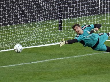 Penjaga gawang Real Madrid Thibaut Courtois saat sesi latihan di Stade de France, Saint Denis, Prancis, 27 Mei 2022. Liverpool dan Real Madrid sedang melakukan persiapan terakhir mereka sebelum saling berhadapan dalam pertandingan sepak bola final Liga Champions. (AP Photo/Kirsty Wigglesworth)
