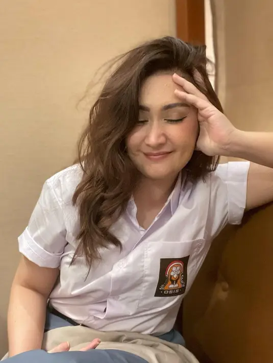 <p>Ini adalah foto terbaru dari Nafa Urbach usai dirinya menghadiri pesta ulang tahun Ussy Sulistiawaty. Tetap cantik bukan dengan seragam SMA? (Instagram/nafaurbach)</p>