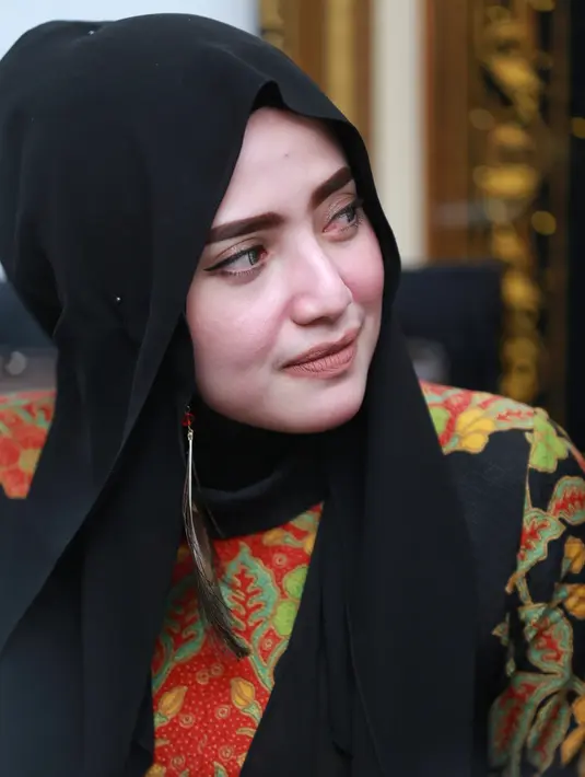 Meski beberapa waktu lalu telah membantah didampingi kuasa hukumnya, ibu dua anak itu kembali menegaskan bukan sebagai orang ketiga dalam rumah tangga Opick yang tengah proses cerai dengan istri pertamanya. (Adrian Putra/Bintang.com)