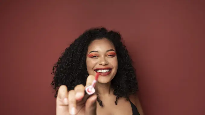 Shade Lipstick yang Cocok Buat Si Pemilik Kulit Gelap (photo by freepik.com)