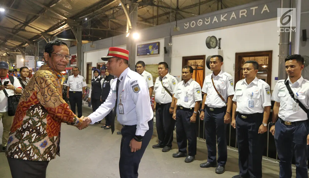 Ketua Gerakan Suluh Kebangsaan Mahfud MD (kiri) memberi salam saat tiba di Stasiun Tugu Yogyakarta, Selasa (19/2). Dialog Jelajah Kebangsaan diadakan di sembilan stasiun. (Liputan6.com/JohanTallo)