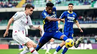 Juan Cabal (tengah) saat membela Hellas Verona di musim 2023/2024. (PIERO CRUCIATTI / AFP)