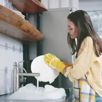 Ilustrasi Mencuci Piring Kotor Berlemak. Credit via Shutterstock.com