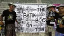 Suporter (Penyokong) dengan nama The Batik Boys hadir memberi mendukung T-Team saat berlaga pada babak play-off melawan ATM FA di Stadion Perak, Malaysia, Sabtu (30/01/2016). (Bola.com/Nicklas Hanoatubun)
