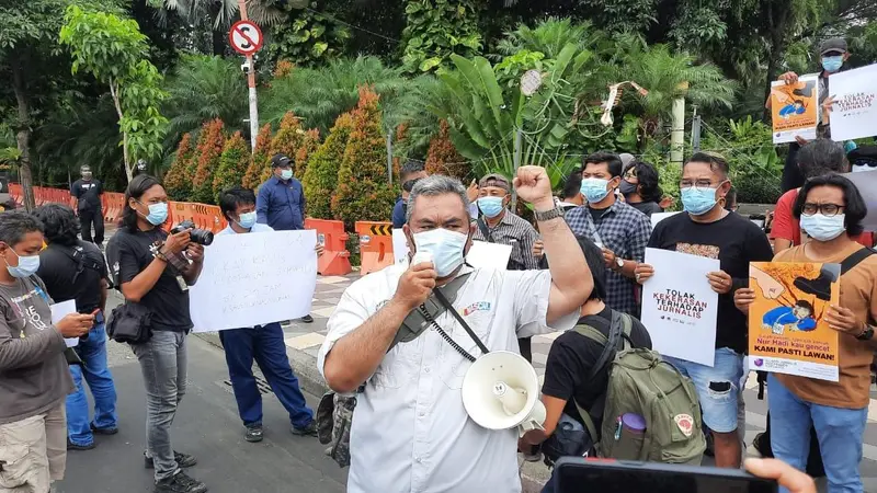 Jurnalis di Surabaya menggelar demo kekerasan terhadap jurnalis Tempo Nurhadi. (Dian Kurniawan/Liputan6.com)