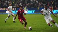 Pemain Timnas Indonesia,&nbsp;Dimas Dradjad (tengah) berusaha&nbsp;mengambil bola&nbsp;dari&nbsp;pemain Timnas Irak dalam laga pertama Grup F Kualifikasi Piala Dunia 2026 di Basra International Stadium, Irak, Kamis (16/11/2023) malam WIB. (Dok. PSSI)