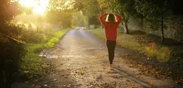 Ilustrasi orang berjalan kaki. (dok. Unsplash/Emma Simpson)