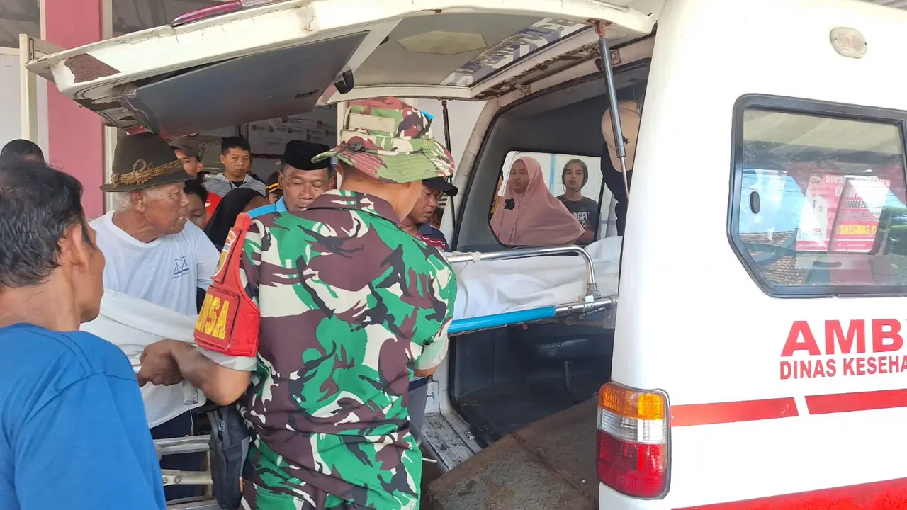 Sundrik Yuliadi (37) Korban Tenggelam di Pantai Karanganyar Jember dibawa ke rumah duka setelah mendapat pemeriksaan di  puskesmas terdekat (Istimewa)