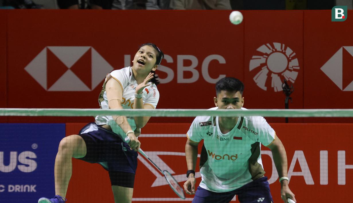 Felisha Pasaribu melakukan pukulan keras saat bertanding pada babak 32 besar Indonesia Masters 2026 melawan wakil Denmark di Istora Senayan, Jakarta, Rabu (21/1/2026) siang. (Bola.com/Abdul Aziz)