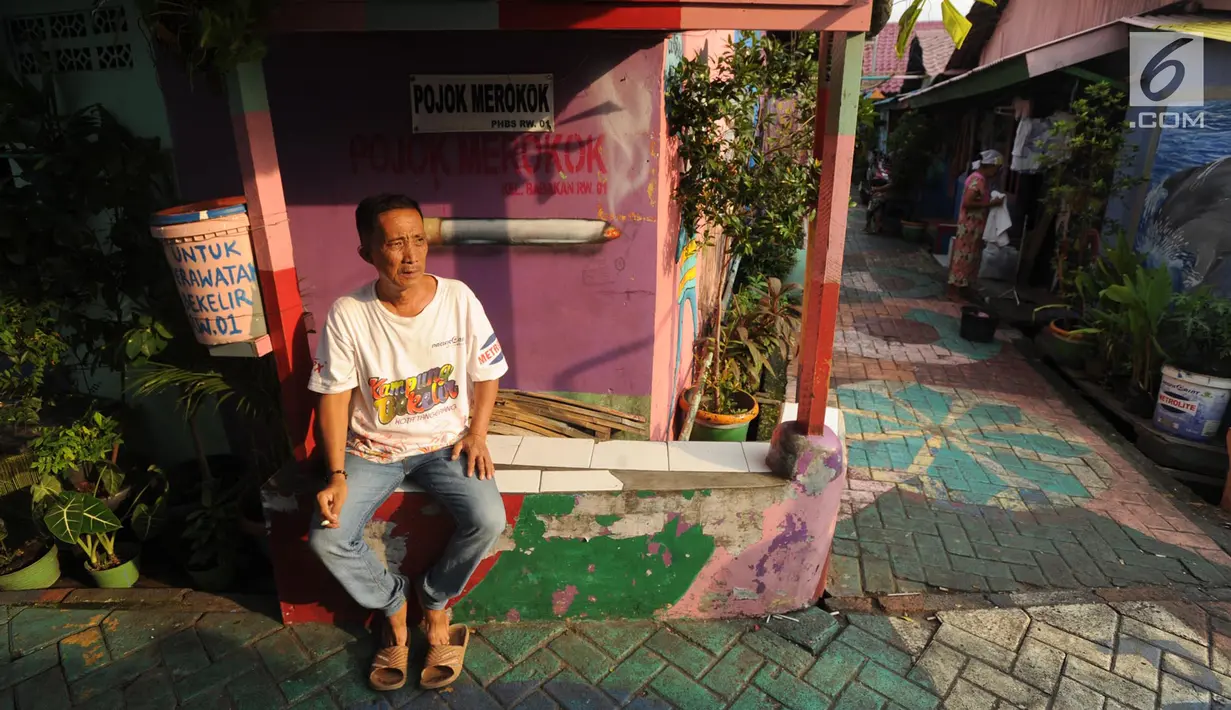 Warga duduk-duduk di Kampung Bekelir, Jalan Perintis Kemerdekaan, Kota Tangerang, Banten, Selasa (17/4). Kampung Bekelir disulap menjadi kampung warna-warni dengan gambar mural/grafiti. (Merdeka.com/Arie Basuki)