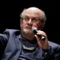 Penulis Inggris Salman Rushdie berbicara di hari pembukaan Forum Ekonomi Positif di Le Havre, barat laut Prancis, 13 September 2016. (CHARLY TRIBALLEAU/AFP)