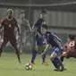 Gelandang Indonesia, Muhamad Hargianto, berebut bola dengan pemain Thailand, Ekanit Panya, di Stadion PTIK, Jakarta, Kamis, (31/5/2018). Indonesia takluk 1-2 dari Thailand. (Bola.com/M Iqbal Ichsan)