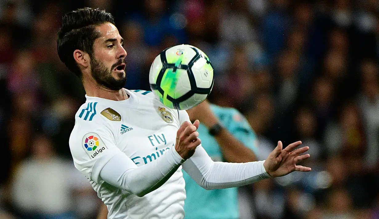 Pemain tengah Real Madrid, Isco mengendalikan bola ketika menjamu Eibar dalam lanjutan La Liga pekan kesembilan di Stadion Santiago Bernabeu, Minggu (22/10). Madrid menang tiga gol tanpa balas (PIERRE-PHILIPPE MARCOU / AFP)
