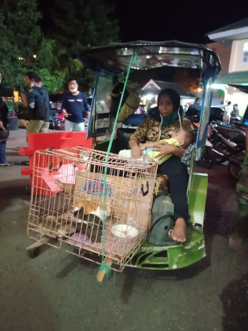 Dua balita korban banjir bandang Gorontalo dan orang tuanya terpaksa tidur di bentor lantaran khawatir tertular Covid-19. (Foto: Liputan6.com/Arfandi Ibrahim)