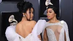 Cardi B dan Hennessy Carolina berpose untuk difoto saat menghadiri Grammy Awards ke-60 di Madison Square Garden, New York (28/1). (AFP/Angela Weiss)