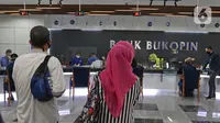 Suasana pelayanan nasabah di kantor pusat Bank Bukopin, Jakarta, Selasa (1/7/2020). PUT V akan digelar melalui penerbitan saham baru dengan memberikan penawaran Hak Memesan Efek Terbatas Terlebih Dahulu (HMETD) alias rights issue kepada pemegang saham. (Liputan6.com/Herman Zakharia)