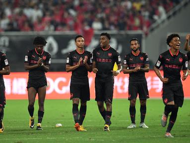 Para pemain Arsenal, melakukan selebrasi usai mengalahkan Bayern Munchen pada laga ICC 2017, di Stadion Shanghai, Rabu (19/7/2017). Arsenal menang adu penalti dengan skor 3-2 atas Bayern Munchen. (AFP/Johannes Eisele)