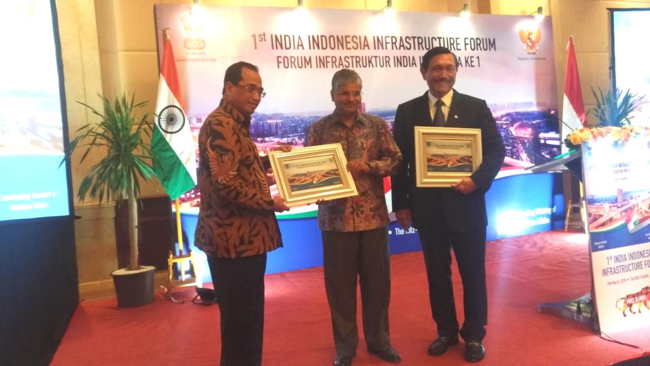 Duta Besar India, Pradeep K. Rawat (tengah), Menteri Koordinator Bidang Kemaritiman Luhut Binsar Panjaitan (kiri) dan Menteri Perhubungan Bbudi Karya Sumadi (kanan) setelah membuka Forum Infrastruktur India-Indonesia I (Happy Ferdian)