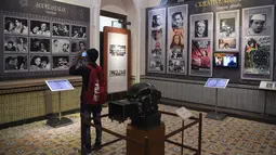 Seorang siswa mengambil foto mantan aktor film India di Museum Nasional Sinema India (NMIC), Mumbai, India (22/1). India akhirnya memiliki museum film Bollywood pertama setelah 100 tahun lebih memproduksi film. (AFP Photo/Punitparanjpe)