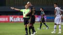 Pemain Bhayangkara FC, Crislan Henrique (kedua kiri) memperlihatkan jerseynya yang robek kepada wasit saat laga lanjutan BRI Liga 1 2023/2024 antara Bhayangkara FC melawan Persib Bandung di Stadion Patriot Candabhaga, Bekasi, Sabtu (23/09/2023). (Bola.com/Bagaskara Lazuardi)