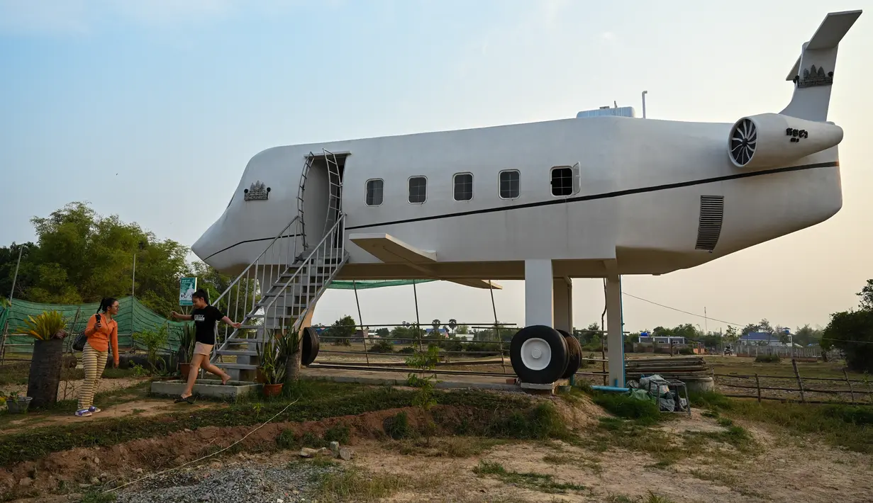 Peou mengatakan, dia mendapat inspirasi desain rumah pesawatnya setelah banyak menonton video jet pribadi. (Photo by TANG CHHIN SOTHY / AFP)