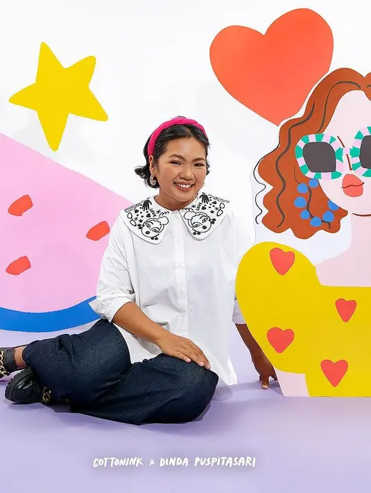 Menghadirkan detail bergaya pop, guratan kreasi ilustrasinya terlihat membuat fashion item terlihat semakin seru. [Foto: Instagram/ Dinda Puspitasari]